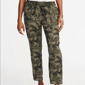 Old Navy Leaf / Leaves / Camouflage Pull on Large Lyocell these are for TALL